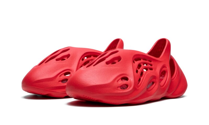 Yeezys FOAM RUNNER “Vermillion”GW3355