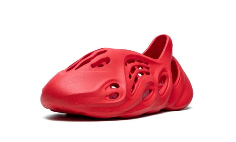 Yeezys FOAM RUNNER “Vermillion”GW3355