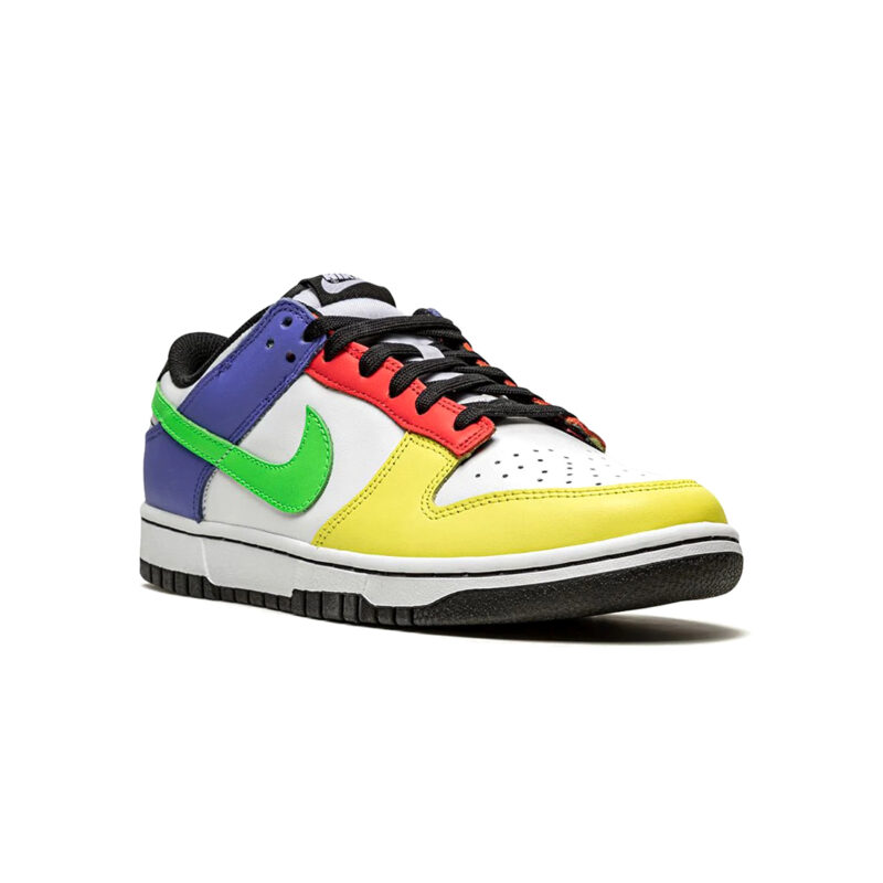 NIKE DUNK LOW WMNS Green Strike - Image 2